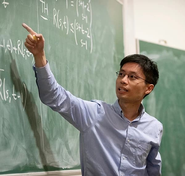 Po-Shen Loh teaching math.
